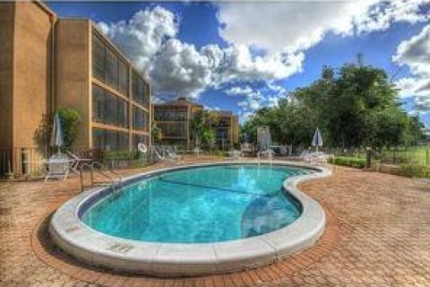 Condo in Hollywood, Florida, 2 bedrooms  № 1034039 - photo 1