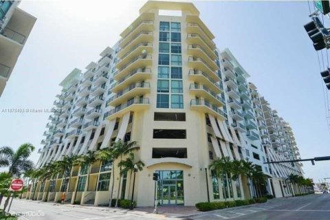 Condominio en Hollywood, Florida, 2 dormitorios  № 1981073