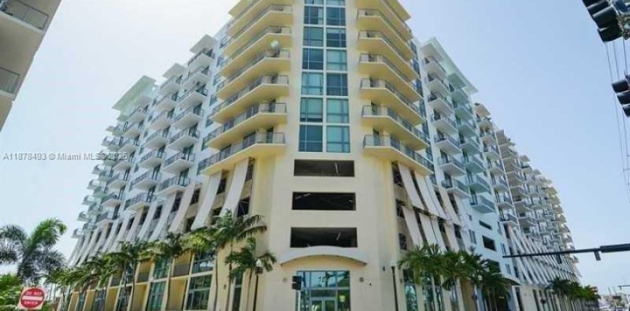 Condominio en Hollywood, Florida, 2 dormitorios  № 1981073