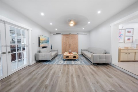 Casa en venta en Miami, Florida, 5 dormitorios, 228.08 m2 № 1925297 - foto 11