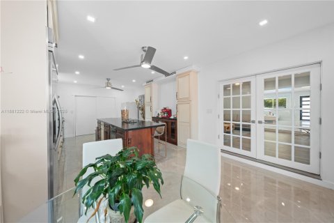 Casa en venta en Miami, Florida, 5 dormitorios, 228.08 m2 № 1925297 - foto 12