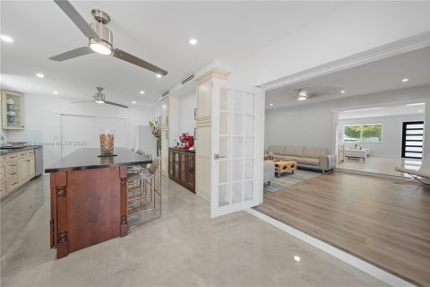 Casa en venta en Miami, Florida, 5 dormitorios, 228.08 m2 № 1925297 - foto 13