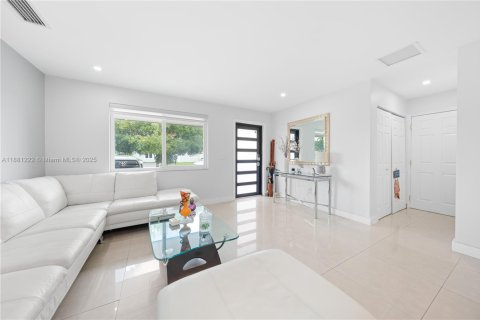 Casa en venta en Miami, Florida, 5 dormitorios, 228.08 m2 № 1925297 - foto 8