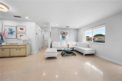 Casa en venta en Miami, Florida, 5 dormitorios, 228.08 m2 № 1925297 - foto 7