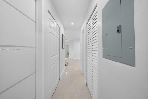 Casa en venta en Miami, Florida, 5 dormitorios, 228.08 m2 № 1925297 - foto 18