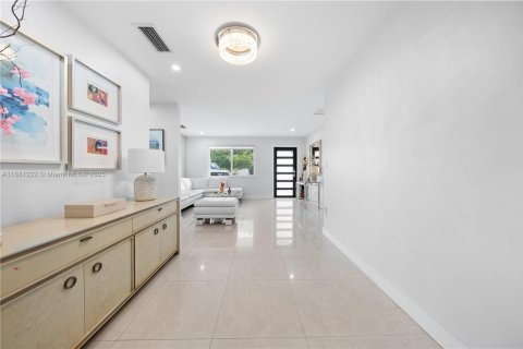 Casa en venta en Miami, Florida, 5 dormitorios, 228.08 m2 № 1925297 - foto 9