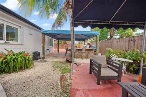 Casa en venta en Miami, Florida, 5 dormitorios, 228.08 m2 № 1925297 - foto 28
