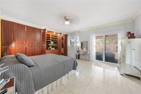 Casa en venta en Miami, Florida, 5 dormitorios, 228.08 m2 № 1925297 - foto 22