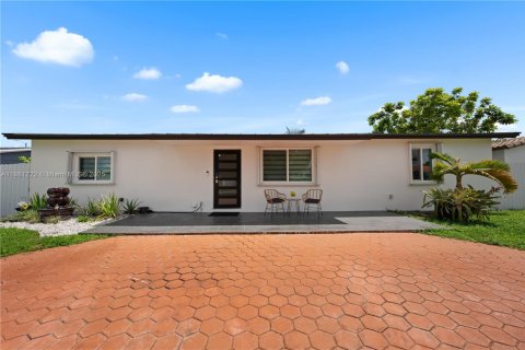 Casa en venta en Miami, Florida, 5 dormitorios, 228.08 m2 № 1925297 - foto 3