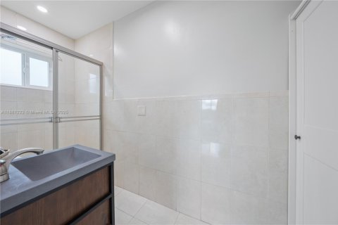 Casa en venta en Miami, Florida, 5 dormitorios, 228.08 m2 № 1925297 - foto 25