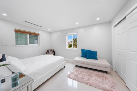 Casa en venta en Miami, Florida, 5 dormitorios, 228.08 m2 № 1925297 - foto 20