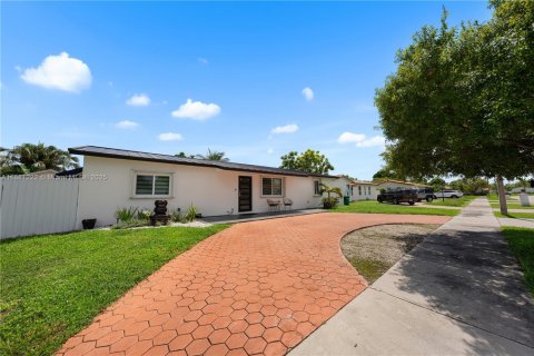 Casa en venta en Miami, Florida, 5 dormitorios, 228.08 m2 № 1925297 - foto 4