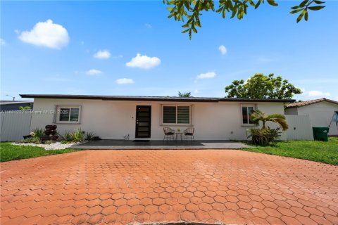 Casa en venta en Miami, Florida, 5 dormitorios, 228.08 m2 № 1925297 - foto 2