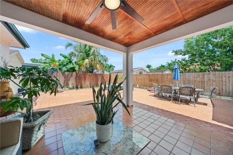 Casa en venta en Miami, Florida, 5 dormitorios, 228.08 m2 № 1925297 - foto 30
