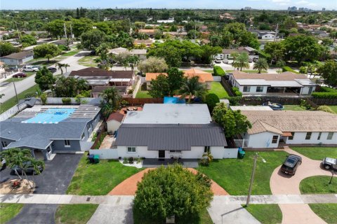 Casa en venta en Miami, Florida, 5 dormitorios, 228.08 m2 № 1925297 - foto 1