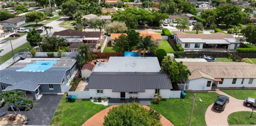 Casa en Miami, Florida 5 dormitorios, 228.08 m2 № 1925297