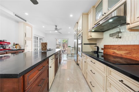 Casa en venta en Miami, Florida, 5 dormitorios, 228.08 m2 № 1925297 - foto 15