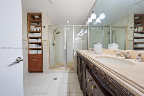 Casa en venta en Miami, Florida, 5 dormitorios, 228.08 m2 № 1925297 - foto 23