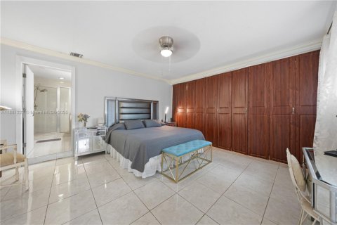 Casa en venta en Miami, Florida, 5 dormitorios, 228.08 m2 № 1925297 - foto 21