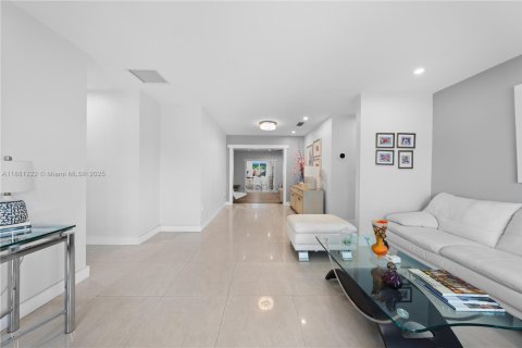 Casa en venta en Miami, Florida, 5 dormitorios, 228.08 m2 № 1925297 - foto 10