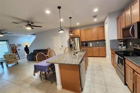Townhouse in LAKESHORE in Lutz, Florida 3 bedrooms, 175.4 sq.m. № 2212657 - photo 3