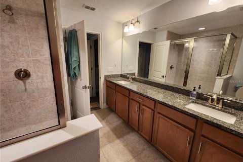Townhouse in LAKESHORE in Lutz, Florida 3 bedrooms, 175.4 sq.m. № 2212657 - photo 10