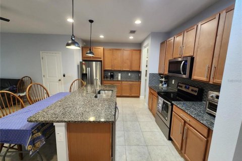 Townhouse in LAKESHORE in Lutz, Florida 3 bedrooms, 175.4 sq.m. № 2212657 - photo 7
