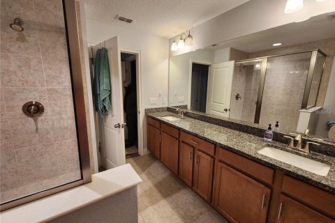 Townhouse in LAKESHORE in Lutz, Florida 3 bedrooms, 175.4 sq.m. № 2212657 - photo 16
