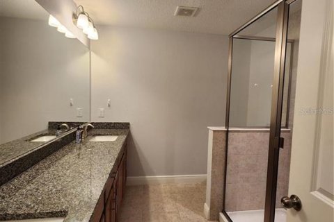 Townhouse in LAKESHORE in Lutz, Florida 3 bedrooms, 175.4 sq.m. № 2212657 - photo 13