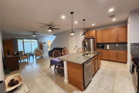 Townhouse in LAKESHORE in Lutz, Florida 3 bedrooms, 175.4 sq.m. № 2212657 - photo 4