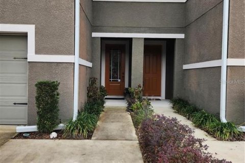 Townhouse in LAKESHORE in Lutz, Florida 3 bedrooms, 175.4 sq.m. № 2212657 - photo 9