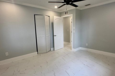 House in Stuart, Florida 4 bedrooms, 168.15 sq.m. № 1074803 - photo 1