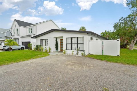 House in Tampa, Florida 3 bedrooms, 164.44 sq.m. № 2230189