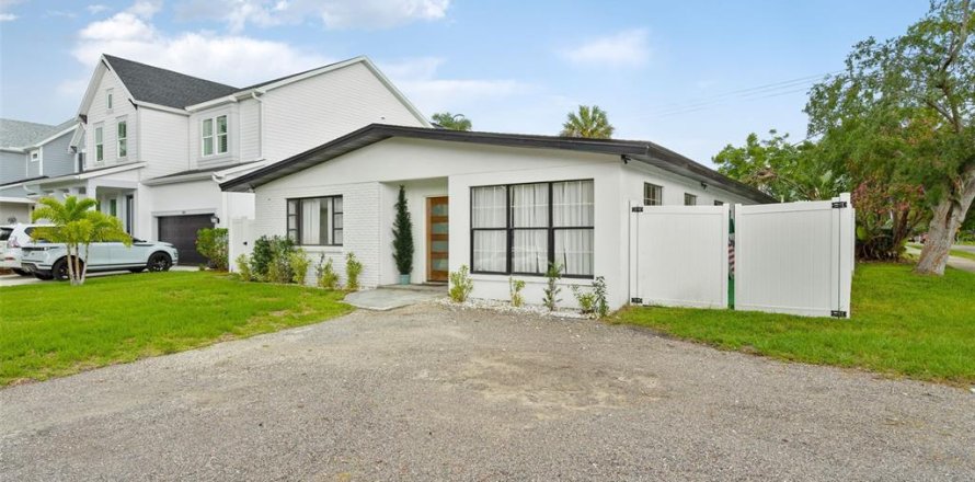 House in Tampa, Florida 3 bedrooms, 164.44 sq.m. № 2230189