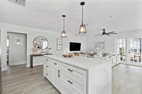 House in Tampa, Florida 3 bedrooms, 164.44 sq.m. № 2230189 - photo 8