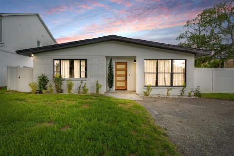 House in Tampa, Florida 3 bedrooms, 164.44 sq.m. № 2230189 - photo 2