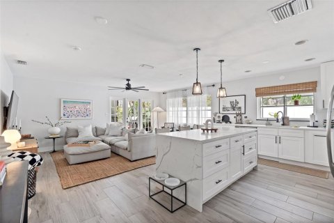 House in Tampa, Florida 3 bedrooms, 164.44 sq.m. № 2230189 - photo 5