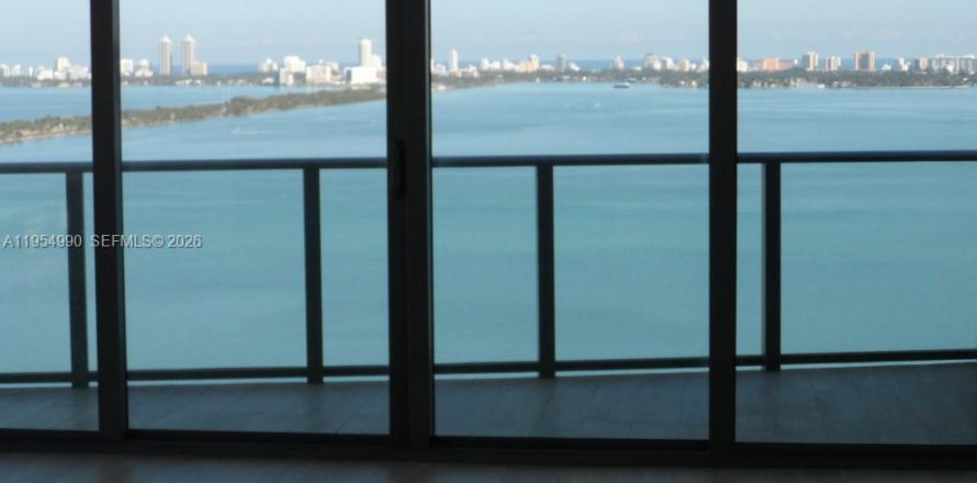 Condominio en Miami, Florida, 2 dormitorios  № 2009547