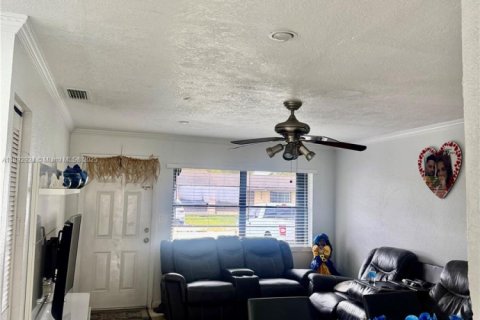 Casa en alquiler en Miami, Florida, 3 dormitorios, 113.43 m2 № 1947750 - foto 16