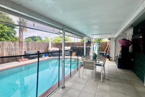 Casa en alquiler en Miami, Florida, 3 dormitorios, 113.43 m2 № 1947750 - foto 23