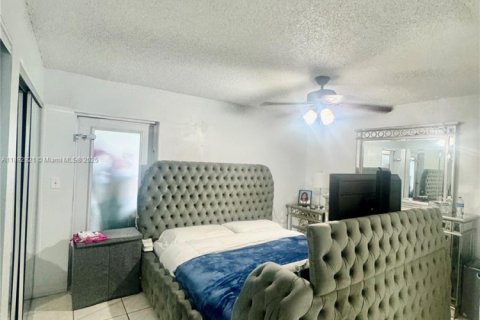 Casa en alquiler en Miami, Florida, 3 dormitorios, 113.43 m2 № 1947750 - foto 9
