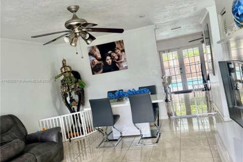 Casa en alquiler en Miami, Florida, 3 dormitorios, 113.43 m2 № 1947750 - foto 17