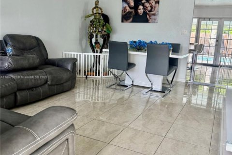 Casa en alquiler en Miami, Florida, 3 dormitorios, 113.43 m2 № 1947750 - foto 18