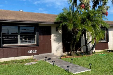Casa en alquiler en Miami, Florida, 3 dormitorios, 113.43 m2 № 1947750 - foto 1