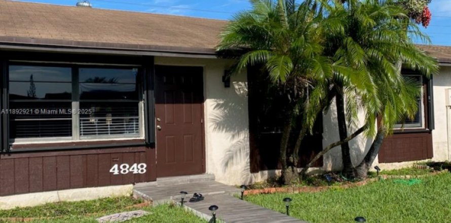 Casa en Miami, Florida 3 dormitorios, 113.43 m2 № 1947750