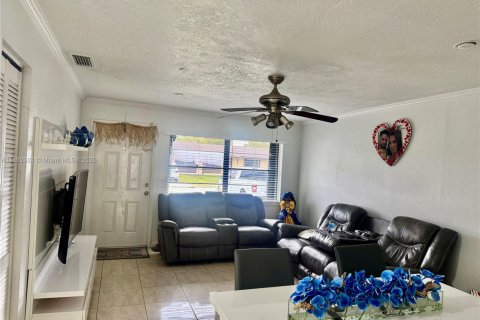 Casa en alquiler en Miami, Florida, 3 dormitorios, 113.43 m2 № 1947750 - foto 15