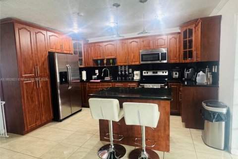 Casa en alquiler en Miami, Florida, 3 dormitorios, 113.43 m2 № 1947750 - foto 5