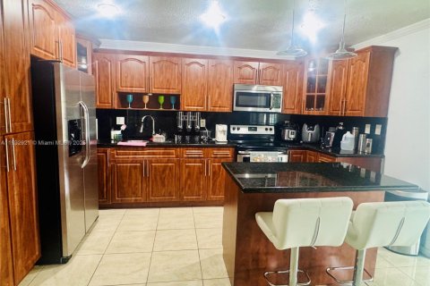 Casa en alquiler en Miami, Florida, 3 dormitorios, 113.43 m2 № 1947750 - foto 4