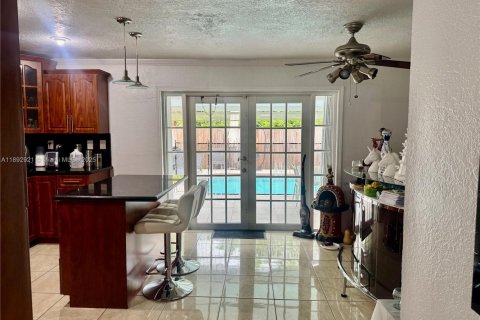 Casa en alquiler en Miami, Florida, 3 dormitorios, 113.43 m2 № 1947750 - foto 3