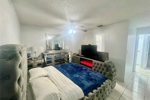 Casa en alquiler en Miami, Florida, 3 dormitorios, 113.43 m2 № 1947750 - foto 8